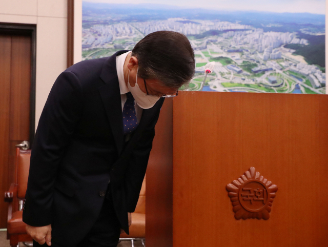 23일 서울 여의도 국회에서 열린 변창흠 국토교통부 장관 인사청문회에서 국회 내 사회적거리 두기 강화로 인해 질문 순서가 늦은 의원이 자리에서 일어나고 있다. 연합뉴스