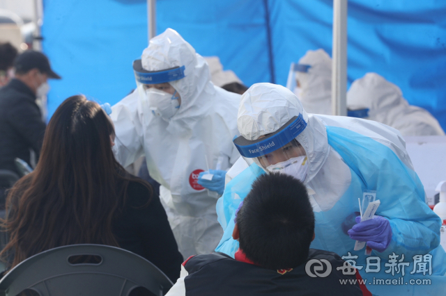 포항시 남구 구룡포읍에 특별행정명령에 따라 긴급 설치된 임시 선별진료소에서 읍민들이 검체검사를 받고 있다. 포항시 제공