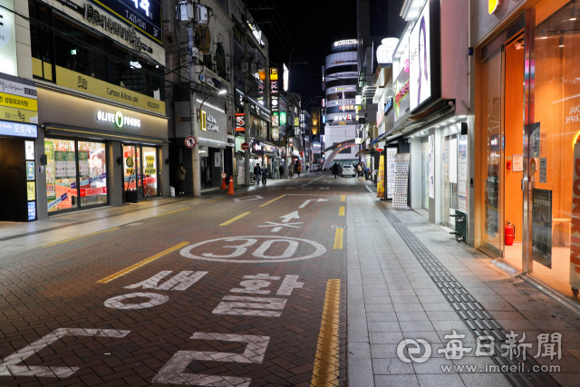 지난해 12월 26일 식당, 카페 영업 중단 시각인 밤 9시 쯤 대구 중구 동성로 거리가 한산한 모습이다. 우태욱 기자 woo@imaeil.com