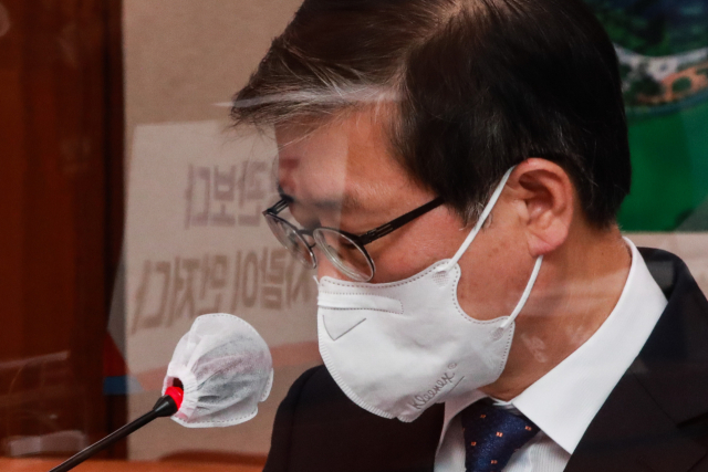 23일 국회 국토교통위원회에서 열린 변창흠 국토교통부 장관 후보자 인사청문회에서 변 후보자 주변 비말 차단 가림막에 국민의힘 의원들이 청문회장에 내건 항의 문구가 비치고 있다. 연합뉴스