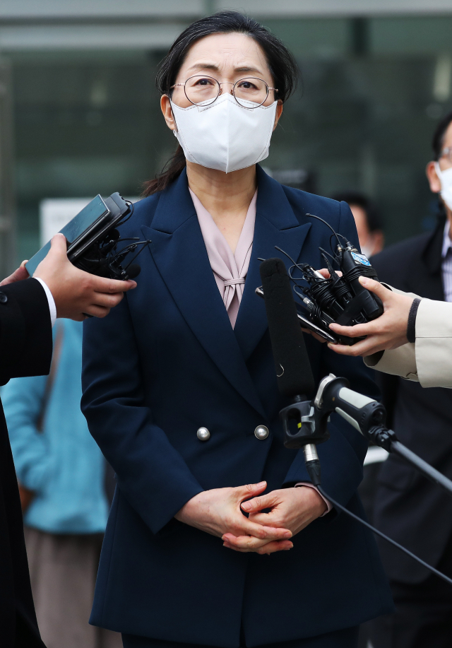 정치자금법 위반 혐의로 기소돼 당선무효형을 선고받았다가 대법원의 원심파기 판결로 기사회생한 은수미 성남시장이 16일 오후 경기도 수원시 영통구 수원고등법원에서 열린 파기환송심 선고공판을 마치고 나오며 취재진의 질문에 답하고 있다. 이날 재판부는 검찰과 은시장 양측의 항소를 기각한다고 판결했다. 이에 따라 은 시장은 1심이 선고한 벌금 90만원을 유지, 당선무효 위기에서 벗어나게 됐다. 연합뉴스