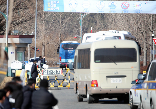 지난해 12월 28일 오후 경북 청송군 진보면 경북북부 제2교도소에 서울동부구치소 신종 코로나바이러스 감염증(코로나19) 확진 수감자들을 태운 호송차들이 도착하고 있다. 연합뉴스