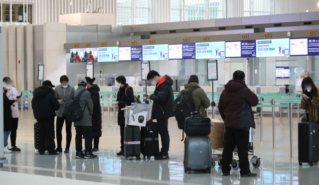 영국발 신종 코로나바이러스 감염증(코로나19) 변이 바이러스가 확산하면서 세계 각국 방역에 비상이 걸린 가운데 29일 오후 영종도 인천국제공항 1터미널 출국장에서 탑승객들이 출국 수속을 하고 있다. 연합뉴스