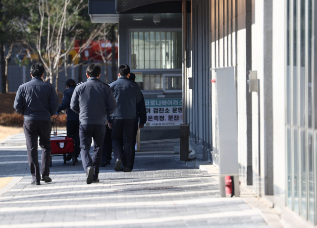 31일 코로나19 집단 감염이 발생한 서울 동부구치소에 관계자들이 지나고 있다. 연합뉴스