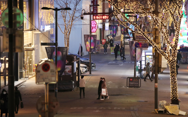 지난 29일 퇴근시간대의 서울 명동 거리 모습. 자료 이미지. 연합뉴스