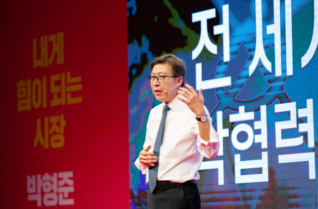 박형준 동아대 교수가 15일 오전 부산항 국제여객터미널 국제전시컨벤션센터에서 부산시장 보궐선거 출마를 선언하고 있다. 연합뉴스