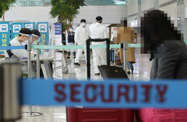 30일 오후 인천국제공항 제2여객터미널 입국장에서 일본 오사카발 항공편 해외입국자들이 방역 관계자들의 안내를 받고 있다. 영국발 변이 바이러스가 국내로 유입된 사례는 2명이 추가 되면서 이날까지 총 5명이다. 신종 코로나바이러스 감염증 확진 세계 1위인 미국에서도 변이 바이러스에 감염된 첫 사례가 나오면서 해외 입국자에 대한 방역에 비상이 걸렸다. 연합뉴스