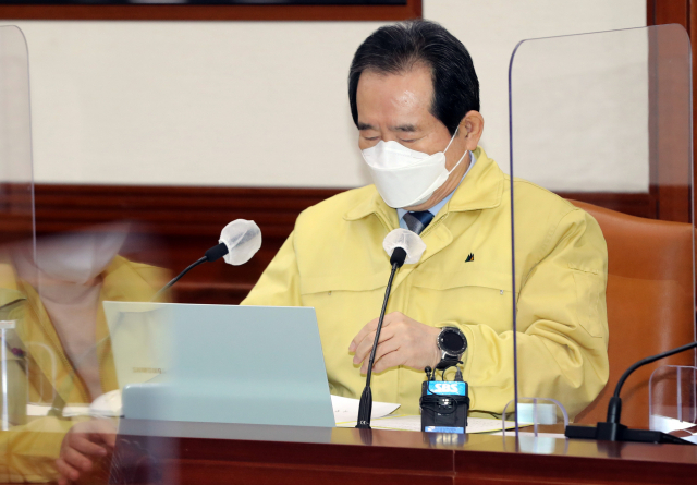 정세균 국무총리가 3일 오후 정부서울청사에서 열린 신종 코로나바이러스 감염증(코로나19) 대응 중앙재난안전대책본부(중대본) 회의에서 자료를 보고 있다. 연합뉴스