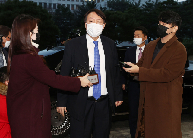 윤석열 검찰총장이 지난 1일 오후 서울 서초구 서초동 대검찰청으로 출근하며 취재진 질문에 답하고 있다. 연합뉴스