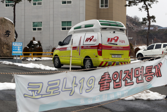 코로나19 집단감염이 발생한 광주 광산구 효정요양병원에서 3일 오후 119구급차가 확진자를 외부 치료시설로 이송하기 위해 이동하고 있다. 연합뉴스