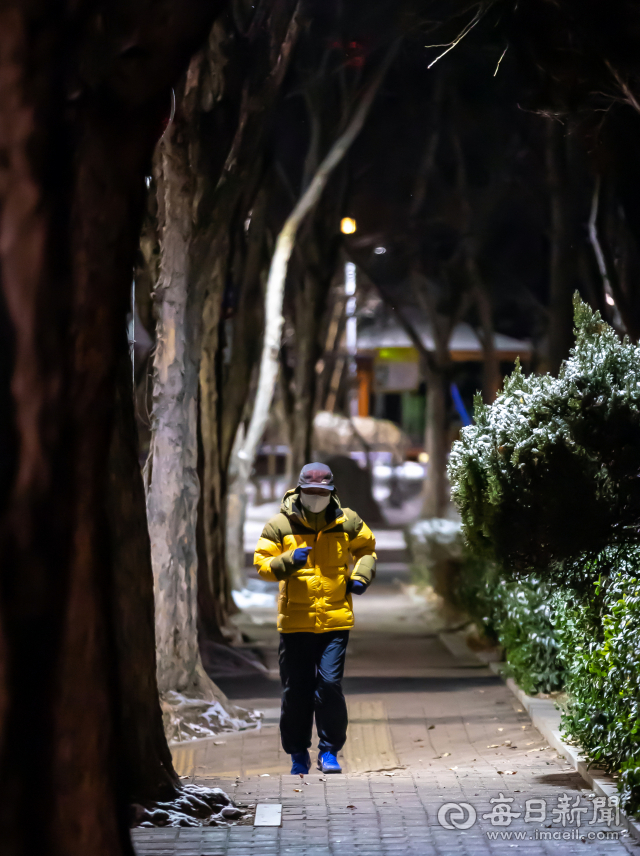 매일 새벽에 아파트 주변을 한 바퀴 조깅하는 성병조(70)씨. 코로나19 확산 전에는 학교 운동장을 뛰었다. 김태형 선임기자 thk@imaeil.com