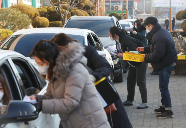 대구·경북지역 공립초등학교 신입생 예비소집이 시작된 4일 경북 경산시 정평초등학교에서 드라이브스루 방식으로 선생님들이 아이들을 만나고 있다. 정평초등학교는 신종 코로나바이러스 감염증 확산 방지를 위해 위해 이날 신입생 예비소집 및 면접을 드라이브스루와 워킹스루 방식으로 진행하며 아이들의 안전을 확인하고 선물 등을 나눠줬다. 연합뉴스