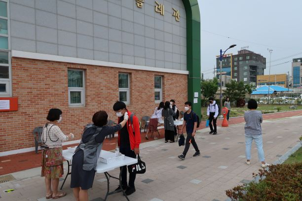 경북 한 학교에서 보건교사가 등교하는 학생들을 대상으로 코로나19 감염 예방을 위한 발열체크를 하고 있다. 경북도교육청 제공