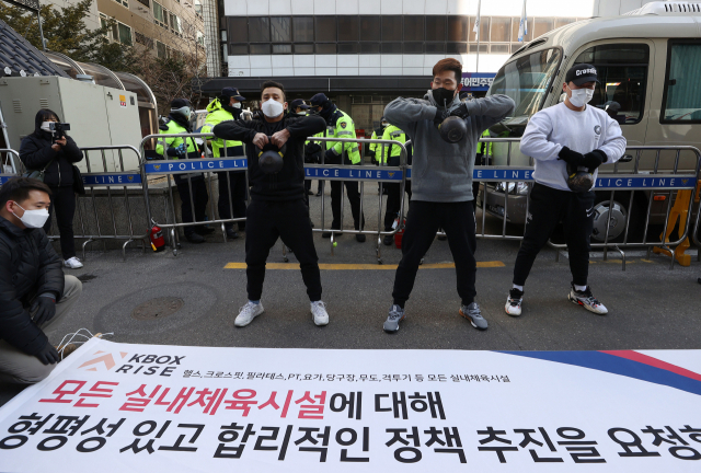 대한민국 기능성 피트니스 협회 관계자들이 5일 오후 서울 영등포구 더불어민주당 당사 앞에서 열린 기자회견에서 모든 실내체육시설에 대해 형평성 있고 합리적인 정책 추진을 촉구하며 크로스핏 동작을 선보이고 있다. 연합뉴스