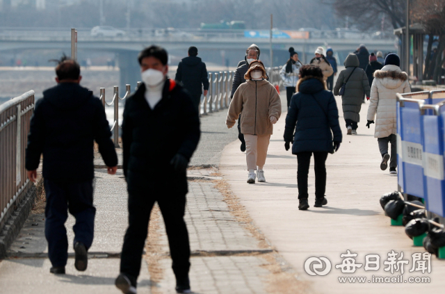 정부의 허술한 방역 대책과 장기간 이어지는 거리두기로 인해 시민들의 피로감이 극에 달하고 있다. 5일 낮 대구 신천 둔치에서 추위에도 불구하고 많은 시민들이 두툼한 옷차림를 한 채 산책을 하고 있다. 우태욱 기자 woo@imaeil.com