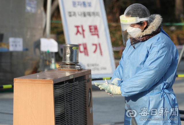 절기상 소한(小寒)인 5일 대구 국채보상운동기념공원에 마련된 코로나19 임시선별검사소에서 의료진이 난로에 언 몸을 녹이고 있다. 대구기상청은 6일부터 매서운 한파가 불어닥쳐 7∼9일이 이번 추위의 최대 고비가 될 것이라고 예보했다. 성일권 기자 sungig@imaeil.com