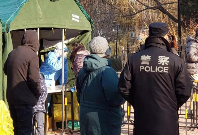 베이징 왕징 아파트 단지 앞 코로나19 전수 검사받는 주민들. 연합뉴스