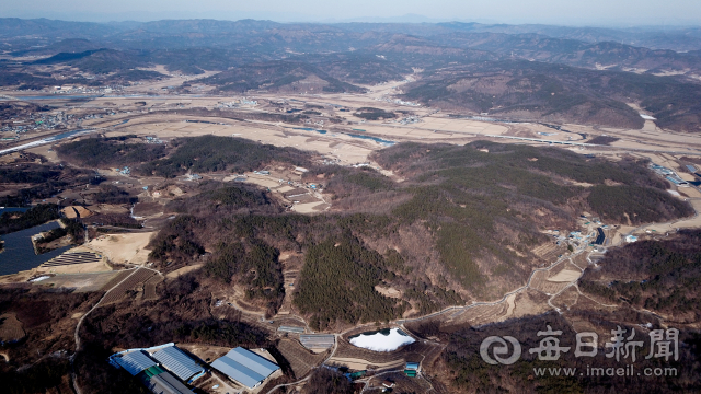 6일 대구경북 통합신공항 부지인 군위군 소보면 내의리와 의성군 비안면 도암리 일대의 모습. 5km 이내에 중앙고속도로와 상주~영천고속도로가 통과하고 국도 5호선, 국도 28호선 등이 인접해 있다. 우태욱 기자 woo@imaeil.com