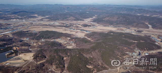 6일 대구경북 통합신공항 부지인 군위군 소보면 내의리와 의성군 비안면 도암리 일대의 모습. 5km 이내에 중앙고속도로와 상주~영천고속도로가 통과하고 국도 5호선, 국도 28호선 등이 인접해 있다. 우태욱 기자 woo@imaeil.com