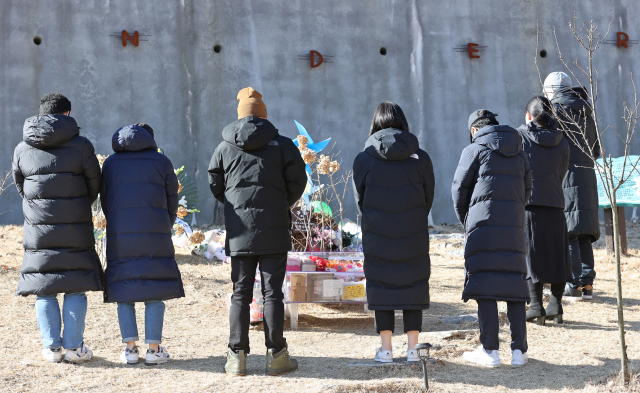 6일 오전 경기 양평 하이패밀리 안데르센 공원묘지를 찾은 추모객들이 양부모의 학대로 생후 16개월 만에 사망한 정인 양을 추모하고 있다. 연합뉴스