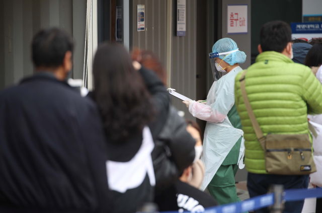 대구 달서구 계명대학교 동산병원 선별진료소에 시민들이 찾아와 검사를 기다리고 있다. 연합뉴스