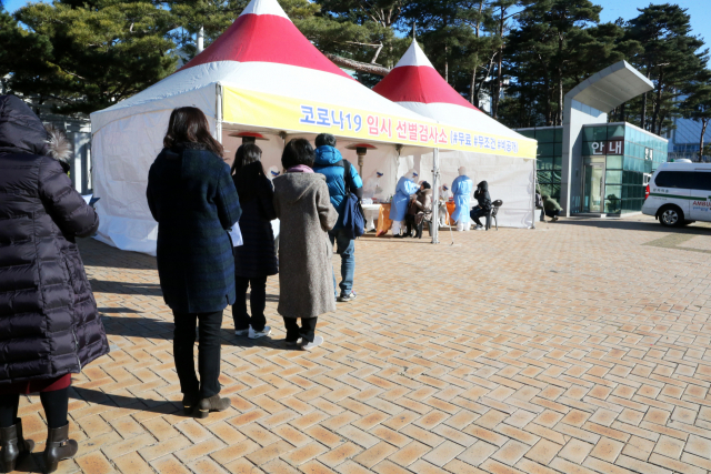 6일 오후 경북 포항시청 앞에 설치된 임시 선별검사소에서 시 공무원 등이 신종 코로나바이러스 감염증(코로나19) 검사를 받고 있다. 연합뉴스