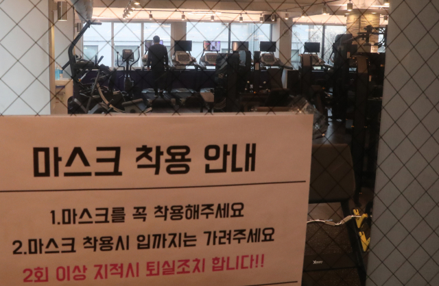 지난달 8일 헬스장 문을 닫은 지 4주만인 4일 영업을 재개한 서울시 용산구 한 헬스장에서 회원이 운동하고 있다. 연합뉴스