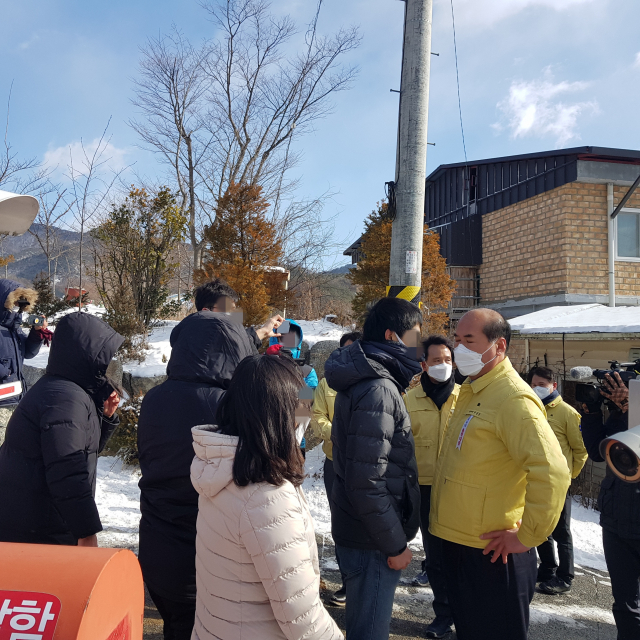 강영석 상주시장이 지난달 7일 BTJ열방센터 정문에서 센터 관계자에게 일시적 시설폐쇄명령을 통보하고 있다. 상주시 제공.