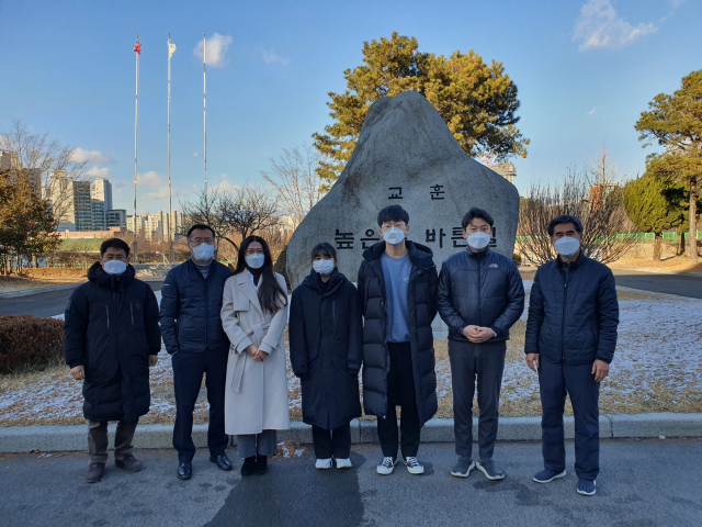 대구농업마이스터고가 2020년 고졸 공무원 채용시험 합격자 4명을 배출했다. 왼쪽에서 세번째부터 정지인 졸업생과 안연주, 심우진 학생. 대구농업마이스터고 제공