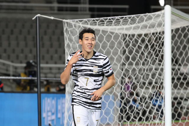 지난해 열린 축구 국가대표팀과 올림픽대표팀의 친선경기 1차전에서 올림픽대표팀 송민규가 동점골을 넣은 뒤 기뻐하고 있다. 연합뉴스