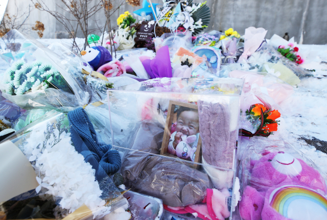 7일 오후 경기도 양평군 하이패밀리 안데르센 공원묘원에 양부모의 학대로 생후 16개월 만에 사망한 정인 양을 추모하며 시민들이 갖다 놓은 사진과 꽃 등이 놓여 있다. 연합뉴스