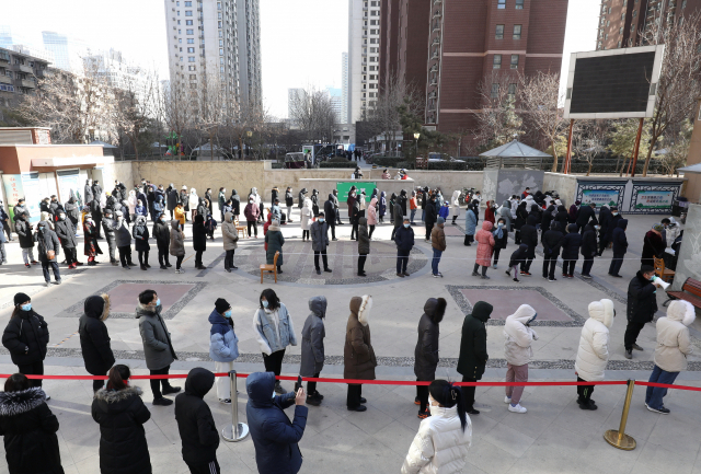 6일 중국 허베이성 성도 스자좡시 차오시구에서 주민들이 신종 코로나바이러스 감염증(코로나19) 핵산 검사를 하기 위해 줄지어 서 있다. 최근 코로나19 확산세가 심각한 허베이성은 전체 주민 1천100만 명을 대상으로 검사에 들어갔다. 연합뉴스