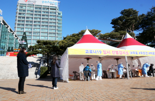 6일 오후 경북 포항시청 앞에 설치된 임시 선별검사소에서 시 공무원 등이 신종 코로나바이러스 감염증(코로나19) 검사를 받고 있다. 연합뉴스