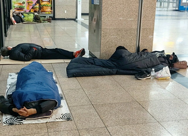 7일 오후 11시쯤 대구도시철도 1호선 대구역 역사 안에서 노숙인들이 한파를 피해 잠을 자고 있다. 이수현 기자