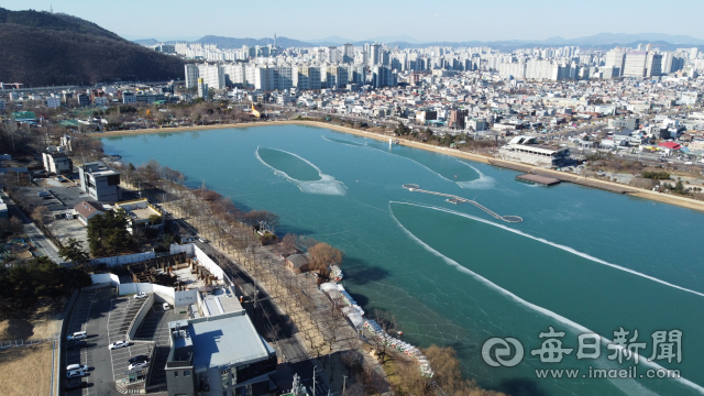 올 겨울 최고 한파에 얼어 붙은 수성못