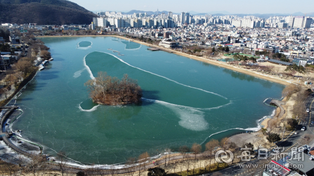 북극 한파에 수성못이 섬을 중심으로 옷걸이 모양으로 얼어붙어 있다. 이찬민 인턴기자 lchm1224@imaeil.com