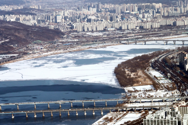 전국적으로 영하 20도를 넘나드는 북극발 최강추위가 절정에 달한 8일 서울 한강 천호대교 위쪽이 얼었다. 기상청은 