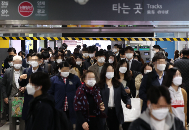 서울 강남역에서 마스크를 쓴 시민들이 출근길을 재촉하고 있다. 연합뉴스