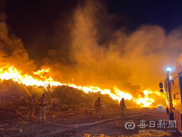 9일 오후 8시 7분쯤 포항 남구 호동 쓰레기 매립장에서 발생한 화재를 소방대원들이 진압하고 있다. 포항남부소방서 제공.