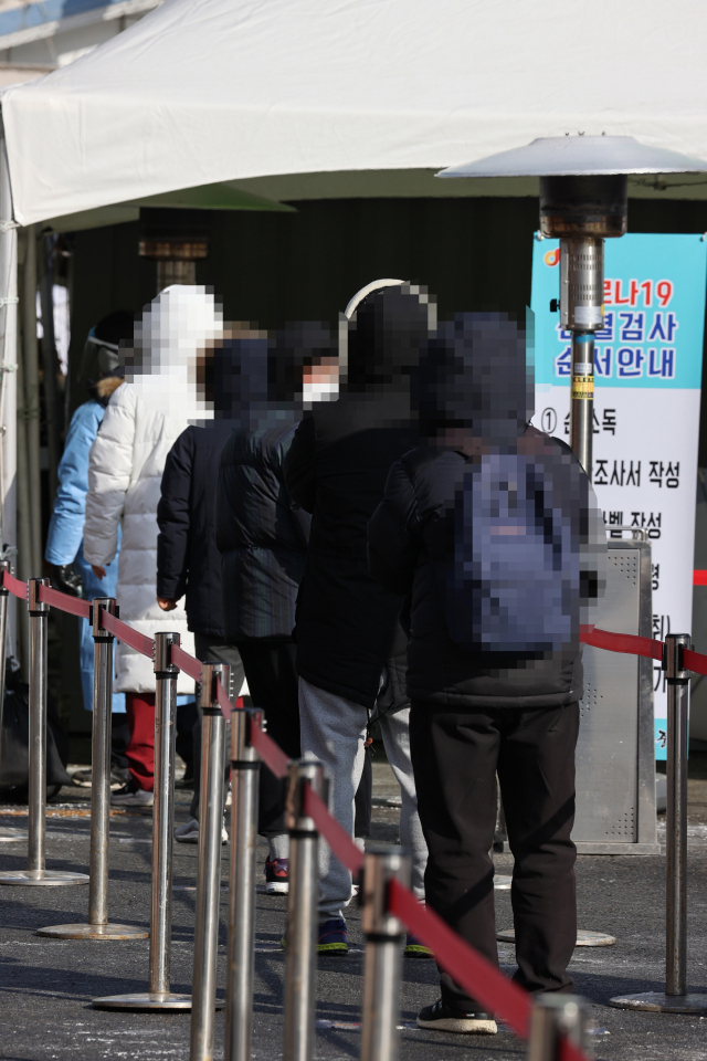 9일 오전 서울역 앞에 마련된 임시선별진료소에서 검사를 받기 위한 시민들이 줄을 서 있다. 연합뉴스