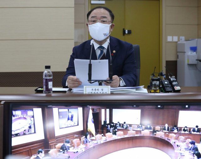 홍남기 경제부총리 겸 기획재정부 장관이 11일 오전 세종시 정부세종청사에서 서울과 영상으로 연결해 열린 대외경제장관회의 및 대외경제협력기금운용위원회 회의를 주재하며 발언하고 있다. 연합뉴스