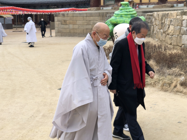 국민의당 안철수 대표와 홍준표 전 한국당 대표가 11일 팔공산 동화사에서 만났다. 사진은 동화사에 도착한 홍준표 전 대표와 동화사 주지 능종스님. 김근우 기자