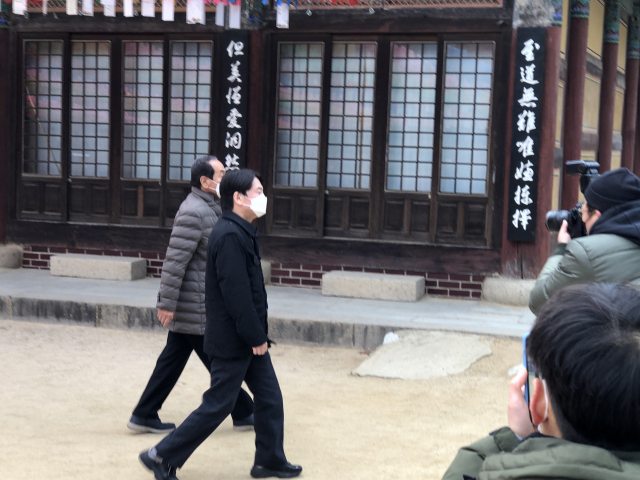 국민의당 안철수 대표와 홍준표 전 한국당 대표가 11일 팔공산 동화사에서 만났다. 사진은 동화사에 도착한 안철수 대표. 김근우 기자