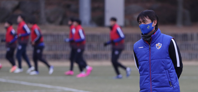 홍명보 울산 현대 감독이 11일 오후 울산시 북구 강동축구장에서 열린 팀 훈련을 지켜보며 미소를 짓고 있다. 연합뉴스