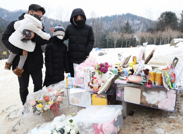 11일 경기도 양평군 하이패밀리 안데르센 공원묘원에서 시민들이 양부모의 학대로 생후 16개월 만에 사망한 정인 양을 추모하고 있다. 연합뉴스