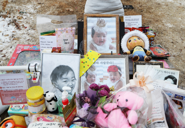 11일 오전 경기도 양평군 하이패밀리 안데르센 공원묘원에 양부모의 학대로 생후 16개월 만에 사망한 정인 양을 추모하며 시민들이 두고 간 선물과 메시지 등이 놓여 있다. 연합뉴스