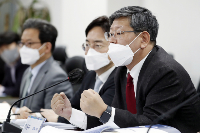 이용구 법무부 차관(오른쪽)이 12일 서울 여의도 국회 의원회관에서 열린 더불어민주당 검찰개혁특위 4차 회의에 참석, 이탄희 의원 질문에 답변하고 있다. 연합뉴스