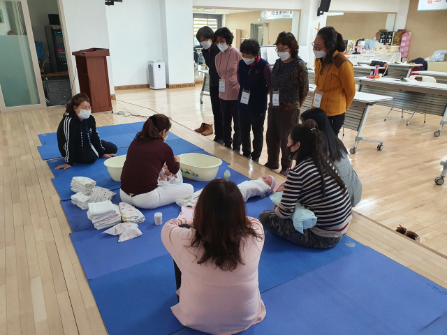 문경시보건소가 산모와 건강관리사들을 대상으로 신생아 양육을 위한 교육을 하고 있다. 문경시 제공