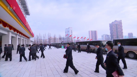 북한이 7일째 노동당 제8차 대회를 이어가는 가운데 당대표자들이 건물 밖에서는 마스크를 쓰고 있는 모습이 11일 조선중앙TV에 포착됐다. 북한은 그간 7천명이 모이는 당대회를 