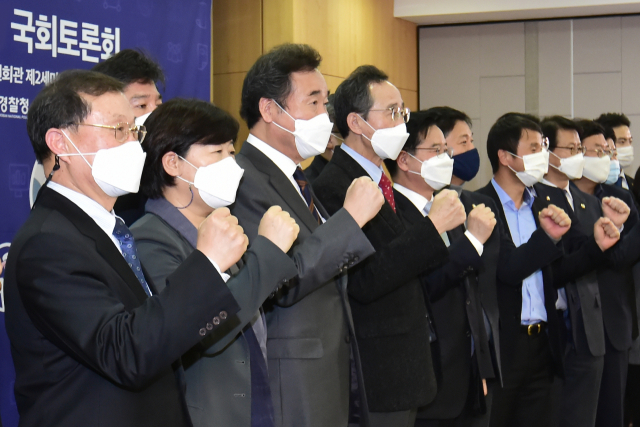 더불어민주당 이낙연 대표, 송하진 대한민국시도지사협의회장, 김창룡 경찰청장 등 이 3일 서울 여의도 국회 의원회관에서 열린 